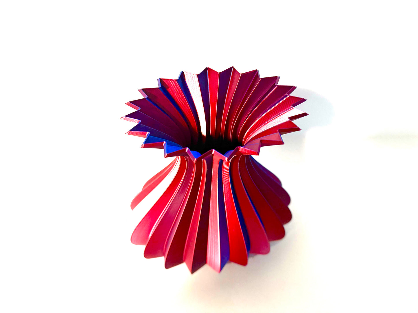 Dual-Colored Morphing 3D Printed Vase With Vibrant Colors